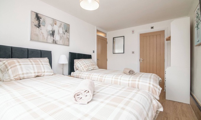 West Bromwich Apartment | Luxury Apt with 2 bathrooms n Free Parking