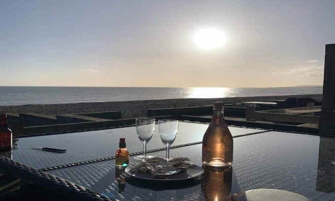 Pevensey House | Luxury Beachfront The Cozy Clam