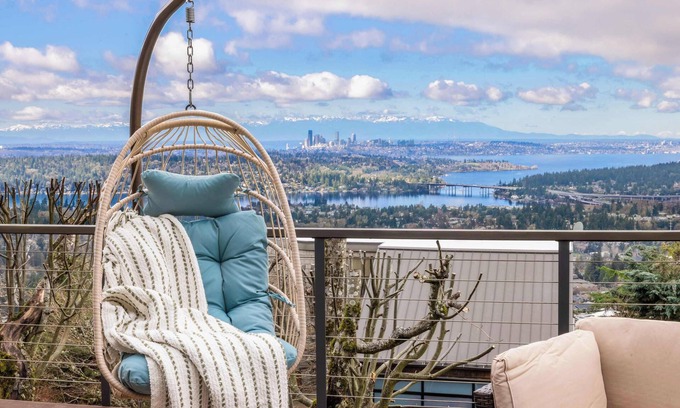 Somerset House | Luxury Bellevue 2B Basement w/180º+ Stunning View