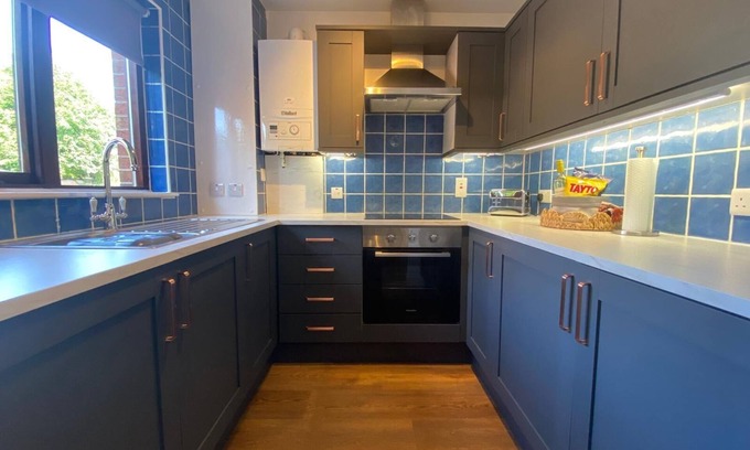 Belfast House | Luxury city 3 bedroom mews with free early check in close to Kingsbridge hosp.
