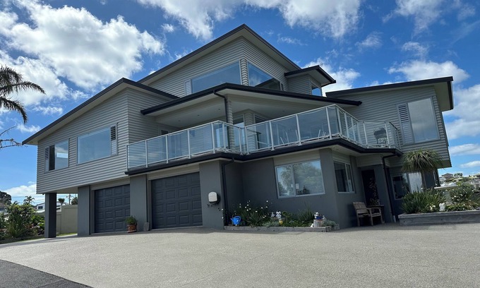 Tindalls Beach House | Luxury clifftop retreat in Tindalls Bay, Whangaparaoa Peninsular, Auckland