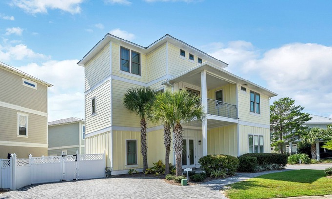 Emerald Waters Village House | Luxury, Convenience and Style! Gated Community, Private Pool!