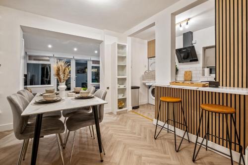 Birmingham House | Luxury Cozy 2 bed house hot tub family friendly business traveler family of 4 - 6 with parking close to Birmingham city centre , M6 , Aston univerity , Great Barr Birmingham