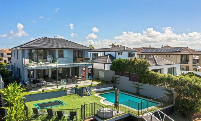 Surfers Paradise House | Luxury Family Friendly Home in Surfers Paradise