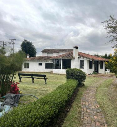 Tenjo Villa | Luxury Finca el Ensueño, casa entera, con Sauna, Jacuzzi, BBQ y Caballos