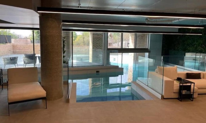 Dudden Hill Apartment | Luxury Flat/Swimming Pool/Gym
