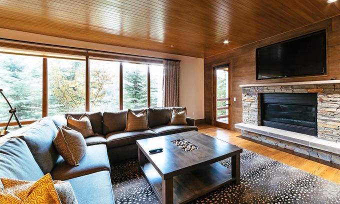 Deer Valley Apartment | Luxury Four Bedroom Corner Suite with Hot Tub apartment hotel