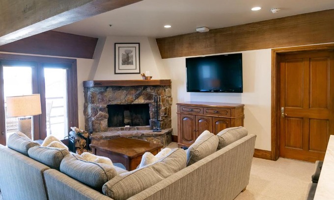 Deer Valley Apartment | Luxury Four Bedroom Suite with Three Hot Tubs apartment hotel