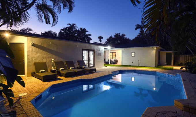Victoria Park Villa | Luxury FTL Compound: Private Pool & Putting Green, Near Las Olas Blvd