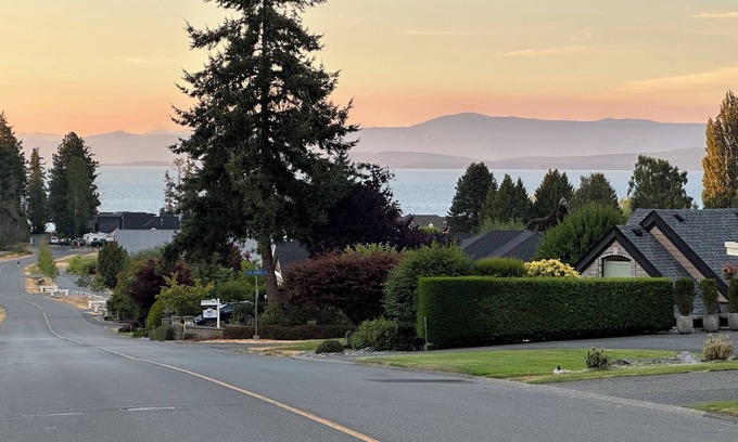 Regional District of Nanaimo House | Luxury golf/ocean views 2 Bed, 1 Bath-Eaglecrest, Executive Suite-AVL Oct 1