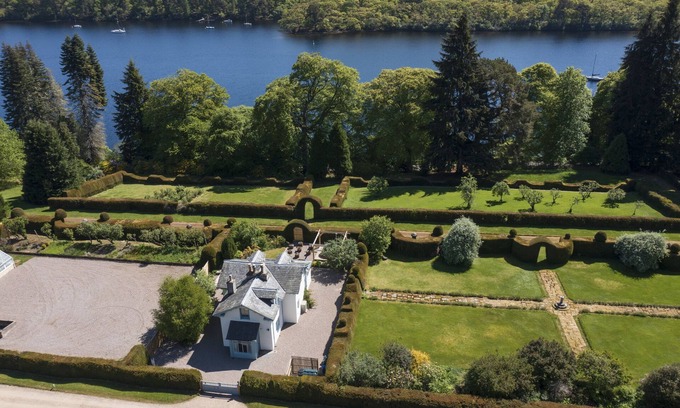 Lochend Cottage | Luxury Highland Garden Gem with Hot tub by Loch Ness