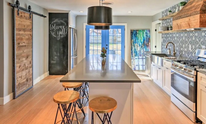 Handley House | Luxury Home by Six Flags, AT&T & Rangers Stadium