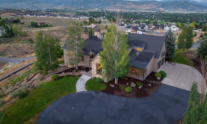 Park City Villa | Luxury Home | Near Park City | Sleeps 12 | Sauna | Theatre
