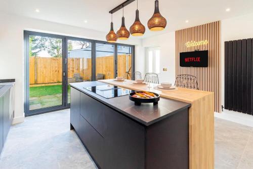 Llanrumney House | Luxury Home with Parking near Everything! Netflix, Pool, Gaming - Long Stay Savings - Perfect for NHS, Contractors, Relocators