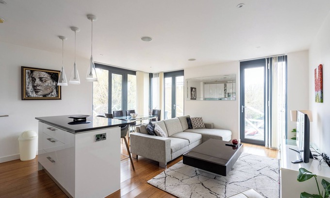 Westbourne Apartment | Luxury Hotel-Style 2-Bedroom/2 Bathroom apartment in Notting Hill with Balcony