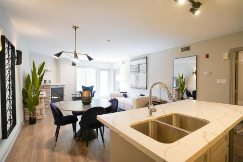 Oro-Medonte Apartment | Luxury Jacuzzi Suite-Full Kitchen