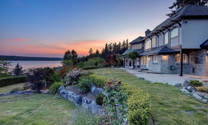 Inglewood-Finn Hill House | Luxury Kirkland House with Water Views and Sunsets