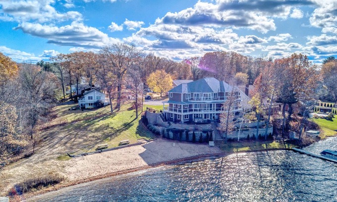 Melrose House | Luxury Lake House