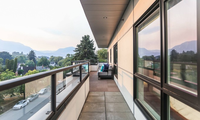 South Central Condo | Luxury Lakeshore Condo with Rooftop Patio