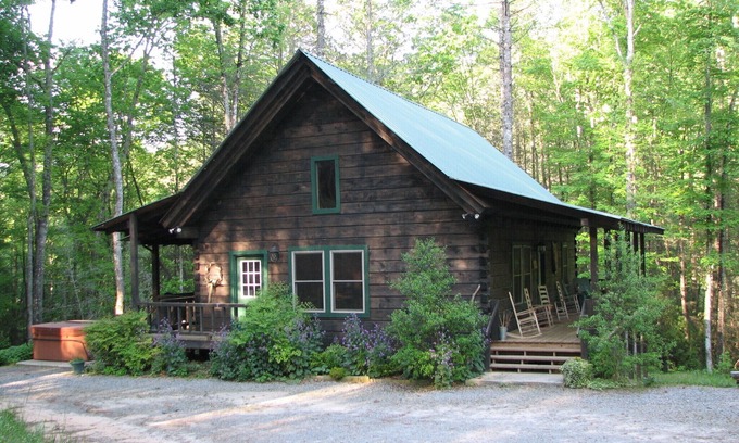 Robbinsville Cabin | Luxury Log Cabin, 4.5 Private Ac. Above Mtn Stream, Hot Tub & Wifi, Paved Dr.