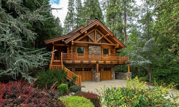 Bass Lake Cabin | Luxury Log Cabin Bass Lake, Air Conditioning, backup generator, no cleaning fees