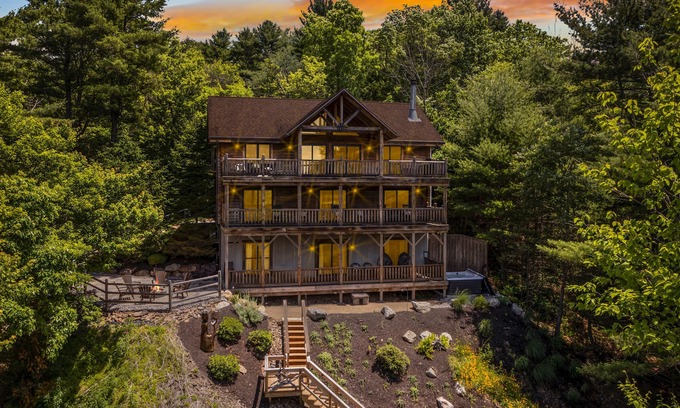 Aquashicola House | Luxury Log Cabin- Stunning Lake Views, Fire Pit, Hot Tub & 3-level deck