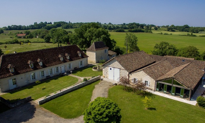Issigeac House | Luxury Manoir in Issigeac Sleeping 21 with Pool