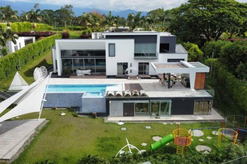 Armenia Villa | Luxury mansion in heart of Eje Cafetero 15 sleeps!