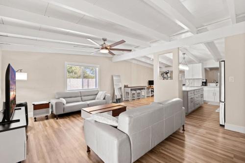 Camelback East House | Luxury Mid-Century Modern 3-Bedroom Home