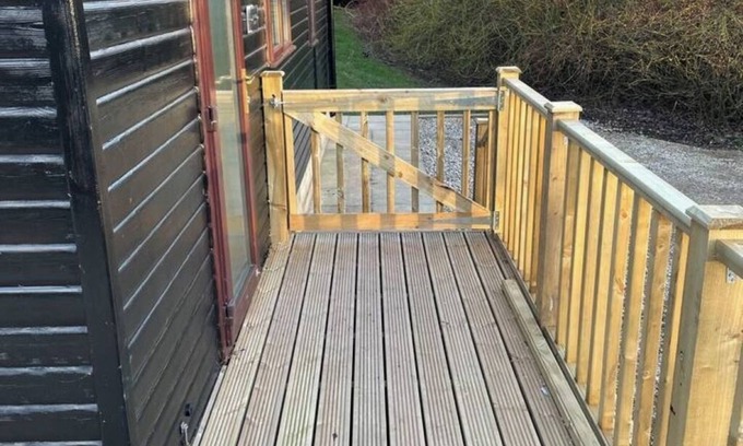 Wigginton Cabin | Luxury Moorhen Lodge & Hot Tub. 3 miles from York city centre! The best of both!