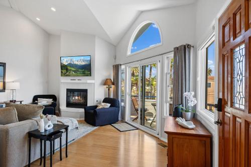 Townsite House | Luxury Ocean View Townhouse Steps to Sandy Beach