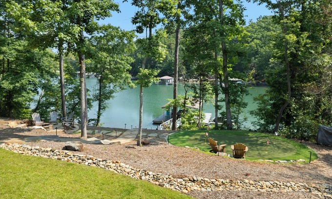 West Union House | LUXURY on Lake Keowee. Quiet cove. Putting green. Near Clemson. Sleeps 18