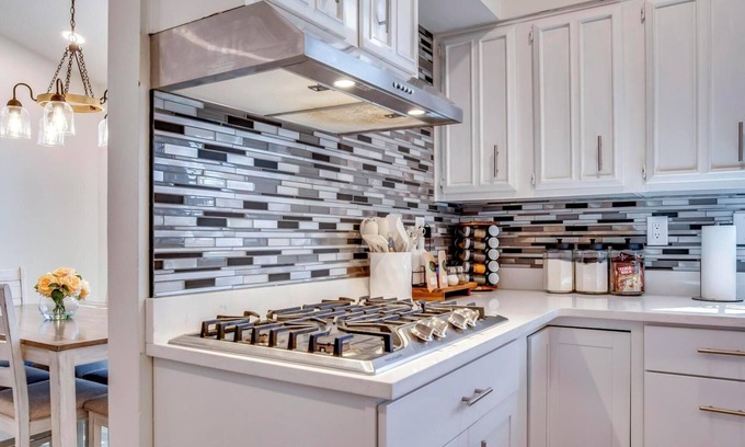Bashford Manor House | Luxury: Private Pickleball, Tennis, Pool, & Hottub