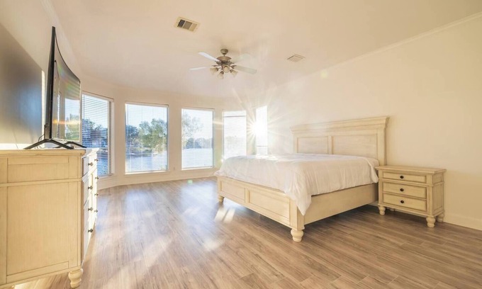 Missouri City House | Luxury resort style living area with spectacular water view house located in Missouri City