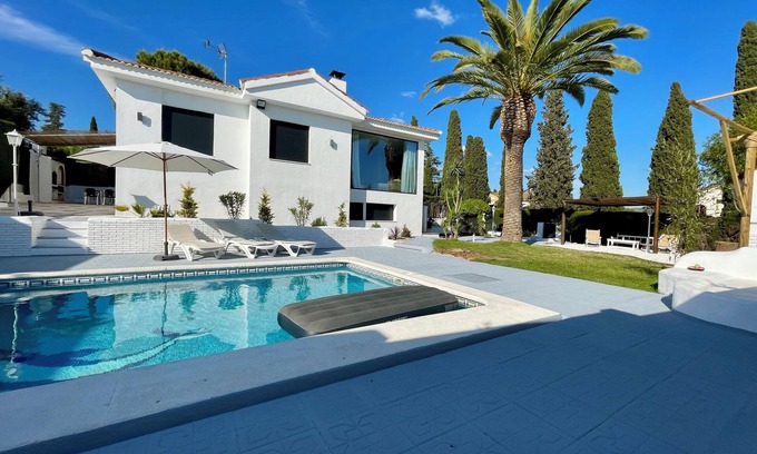 Peligros Ski Chalet | Luxury Retreat in Monteluz: Pool, Gardens & Privacy. Granada
