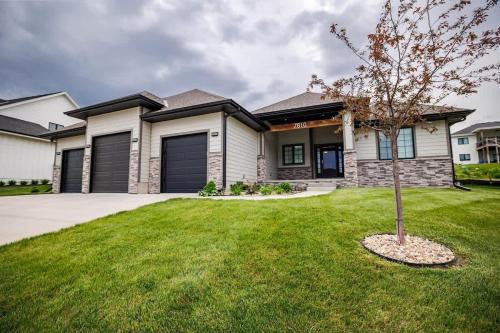Jefferson House | Luxury Retreat- Modern 5BR Ranch in Bennington