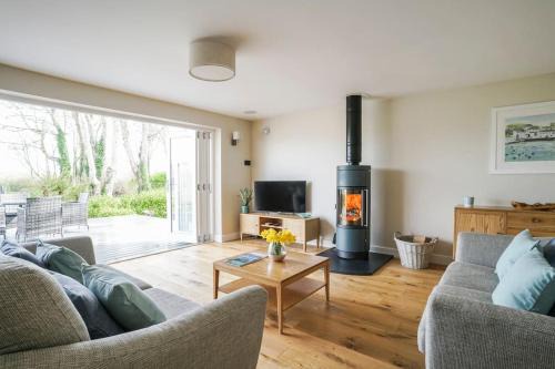Mylor House | Luxury retreat with hot tub & wood burner - Mylor