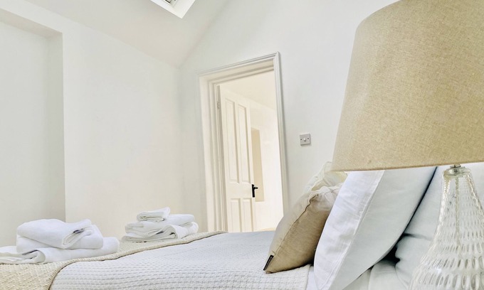 North Richmond Apartment | Luxury Richmond 4 Bd w Garden and off street parking and self contained annexe.
