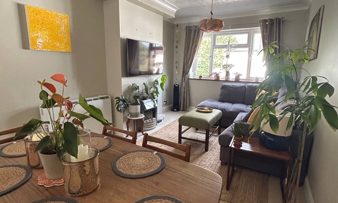 Walton-on-Thames Apartment | Luxury Riverside Apartment in Walton-on-Thames