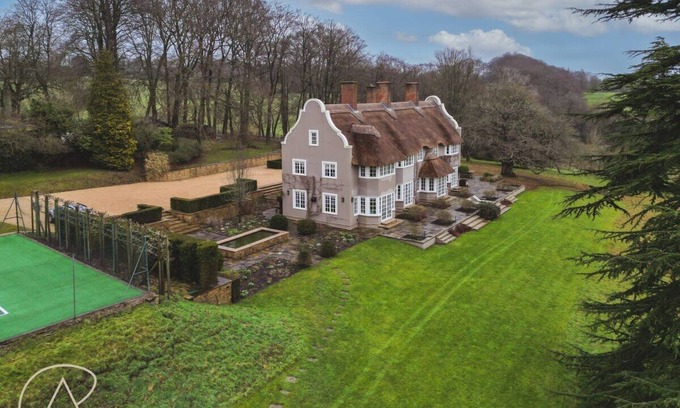 Wooburn Moor House | Luxury Rural Family Getaway with Tennis Court
