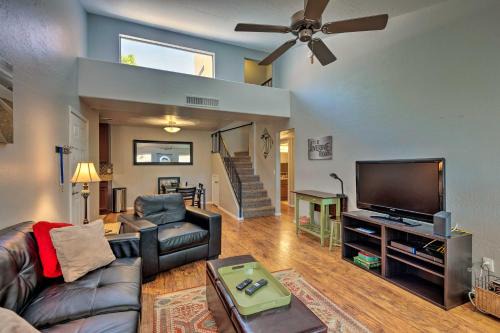 North Scottsdale Apartment | Luxury Scottsdale Condo about 6 Mi to Salt River Fields