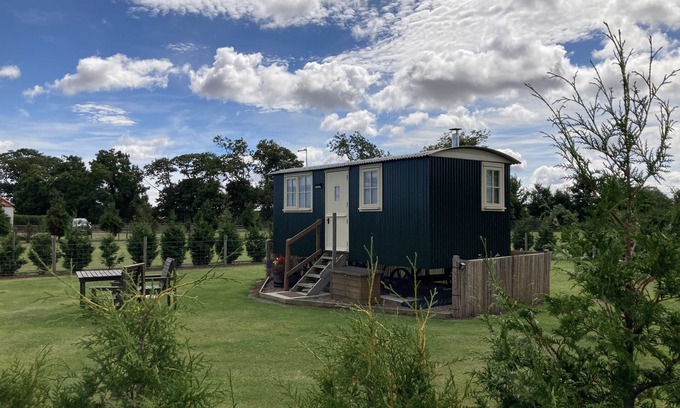 Coldingham Cabin | Luxury Shepherd's Hut (The Hawthorn) at Templehall