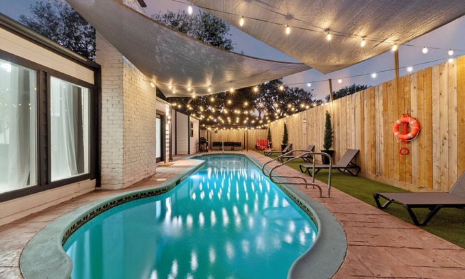 Mission Bend House | Luxury Spacious 5-bedroom house with Warm Heated pool n& Games