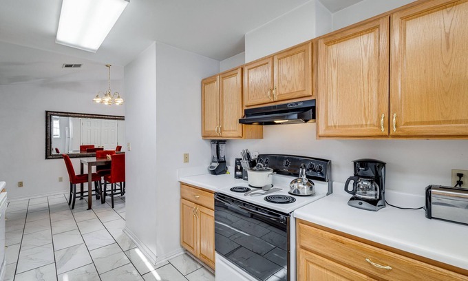 Monroe House | Luxury Spacious Home, Only 4.7 Miles From Airport