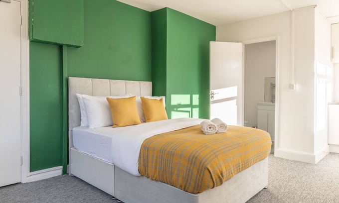 Southgate Apartment | Luxury Studio, Southgate Station