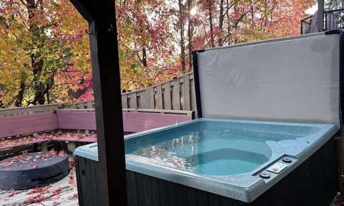 Bull Mountain House | Luxury Suit w/ Pool table HotTub