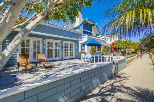 South Mission Beach House | Luxury summer house feet from bay & ocean patios
