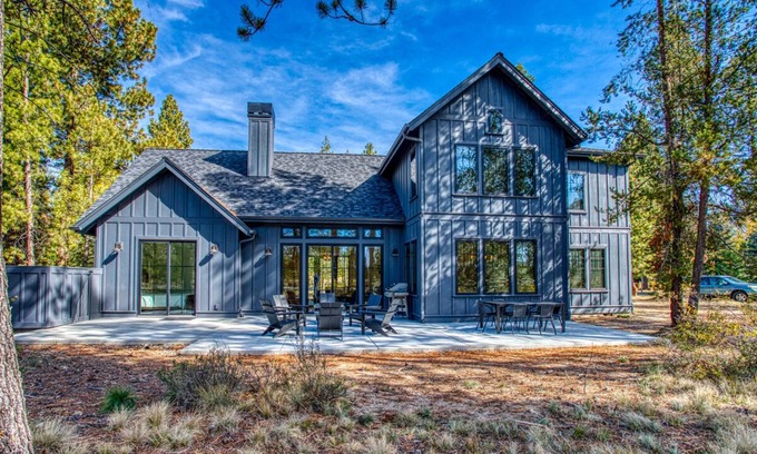 Sunriver House | Luxury Sunriver Lodge, 3 King Suites, SHARC Passes, Hot Tub, EV, Sleeps 16!