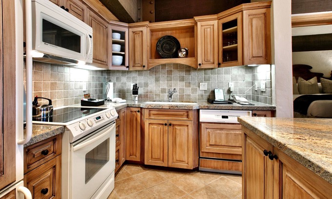 Deer Valley Apartment | Luxury Three Bedroom Suite with Mountain Views and Hot Tub 3 Apartment Hotel by RedAwning