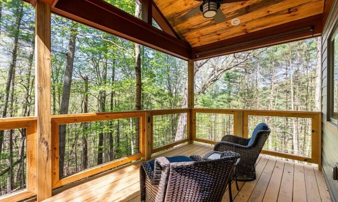 Marshall Cabin | Luxury Treehouse - Oak Treehouse - Near Asheville - Pet Friendly